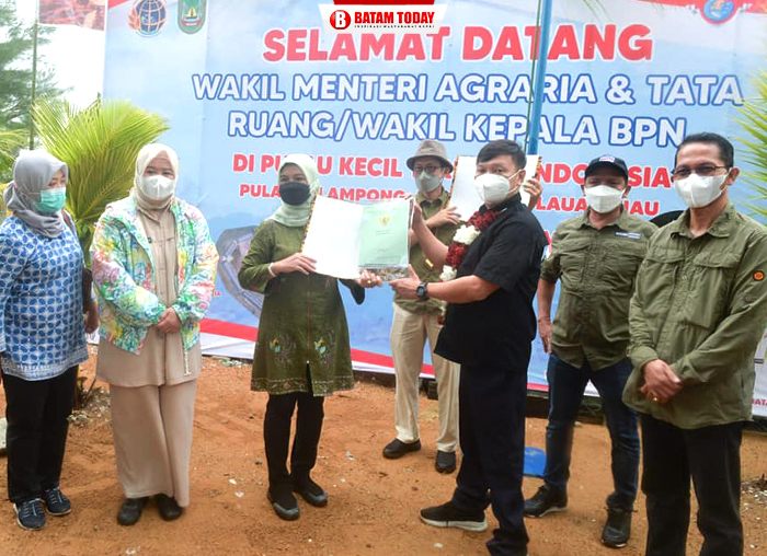Wamen Surya Thandra saat menyerahkan sertifikat kepada Plt Dirjen Tata Ruang Laut
